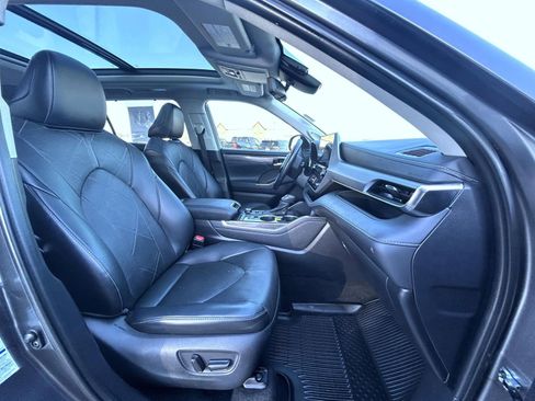 Used 2021 Toyota Highlander Platinum image 16