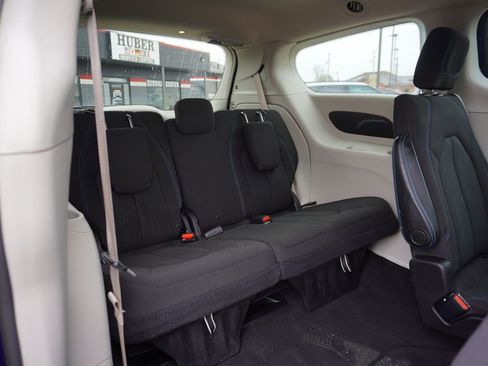 Used 2021 Chrysler Pacifica Touring image 27