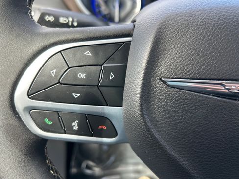 Used 2022 Chrysler Voyager LX image 26