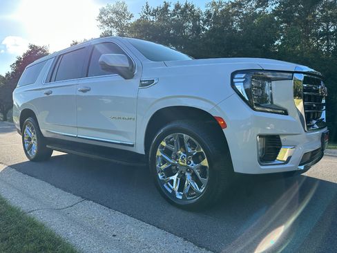 Used 2024 GMC Yukon XL SLT w/ SLT Luxury Package image 3