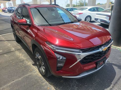 Used 2025 Chevrolet Trax LT w/ LT Convenience Package FWD image 2