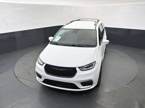 Used 2022 Chrysler Pacifica Touring-L w/ S Appearance Package AWD/4WD image 30