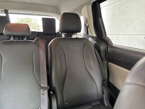 Used 2026 Kia Carnival FWD image 40