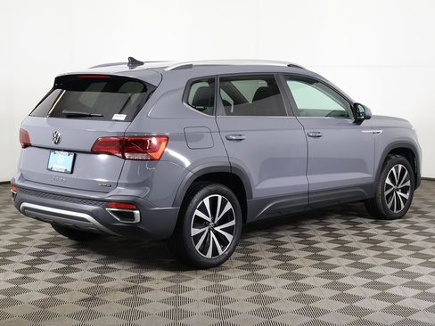 Used 2022 Volkswagen Taos SE w/ Driver Assistance Package image 9