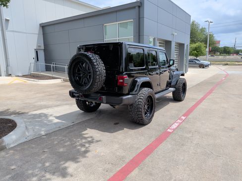 Used 2025 Jeep Wrangler Unlimited Sahara AWD/4WD image 11