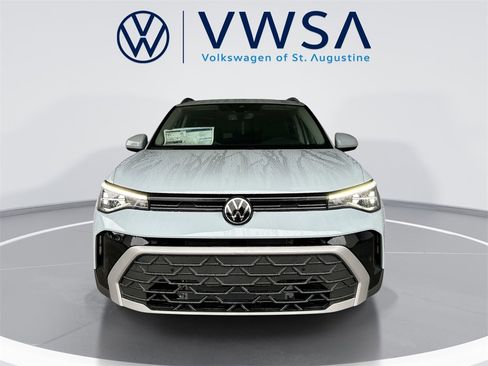 New 2026 Volkswagen Taos SE image 2