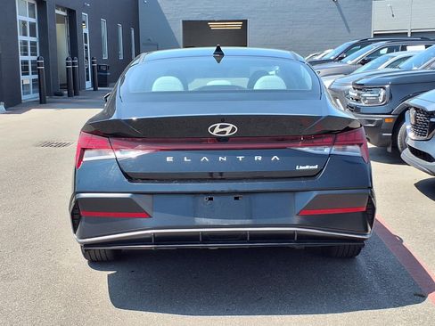 Used 2025 Hyundai Elantra Limited FWD image 21
