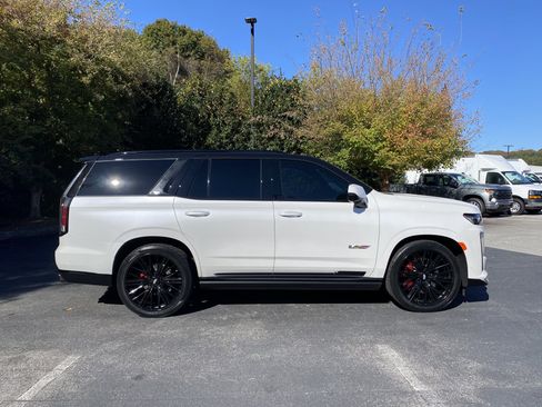 Used 2024 Cadillac Escalade V w/ LPO, ONYX Package image 10