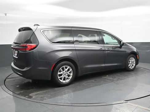 Used 2023 Chrysler Pacifica Touring-L image 2