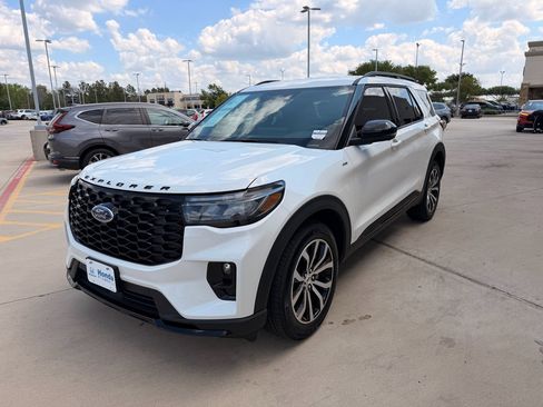 Used 2025 Ford Explorer ST-Line image 4
