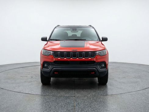 Used 2025 Jeep Compass Trailhawk image 2