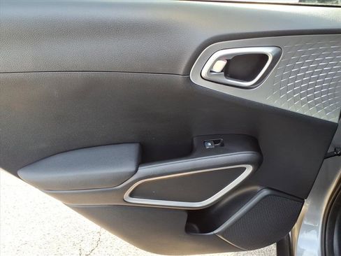 Used 2025 Kia Soul LX w/ LX Technology Package FWD image 34