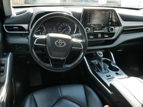 Used 2021 Toyota Highlander XLE AWD/4WD image 19