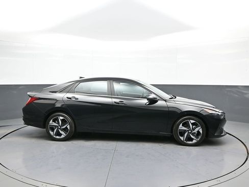 Certified 2023 Hyundai Elantra Limited w/ Preferred Accessory Package image 5