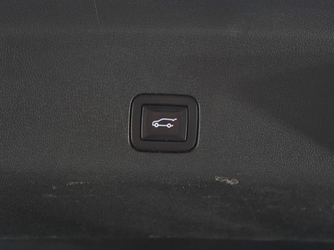 Used 2022 GMC Yukon XL SLT w/ SLT Luxury Package image 21