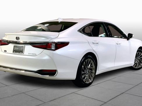 Certified 2025 Lexus ES 300h w/ Luxury Package image 13