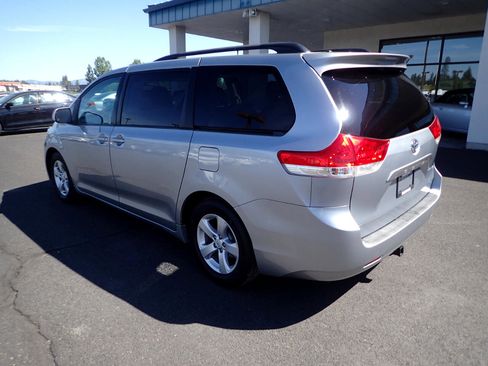 Used 2011 Toyota Sienna LE image 3