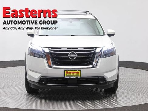 Used 2024 Nissan Pathfinder SV w/ SV Premium Package AWD/4WD image 2