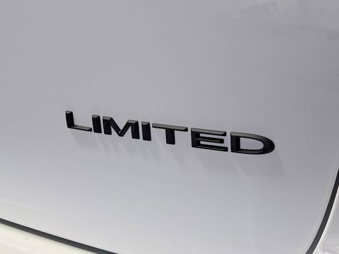 New 2026 Chrysler Pacifica Limited image 7