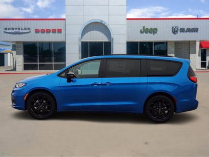 New 2026 Chrysler Pacifica Select w/ S Appearance Package