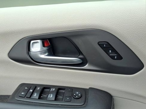 Used 2024 Chrysler Pacifica Touring-L FWD image 14