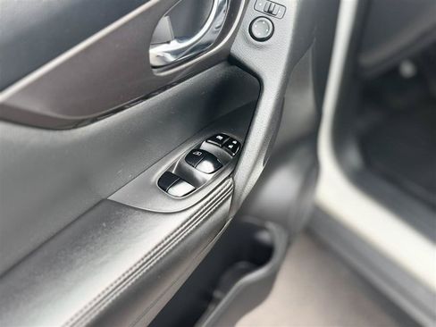 Used 2019 Nissan Rogue SV AWD/4WD image 15