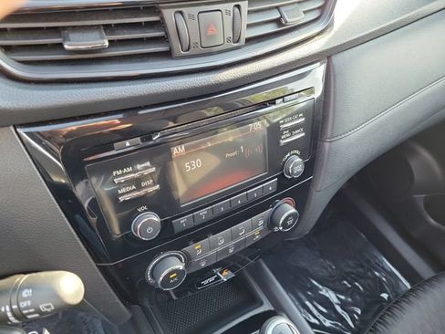 Used 2017 Nissan Rogue S AWD/4WD image 28
