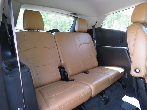 Used 2020 Buick Enclave Essence w/ Sound and Sites Package AWD/4WD image 17