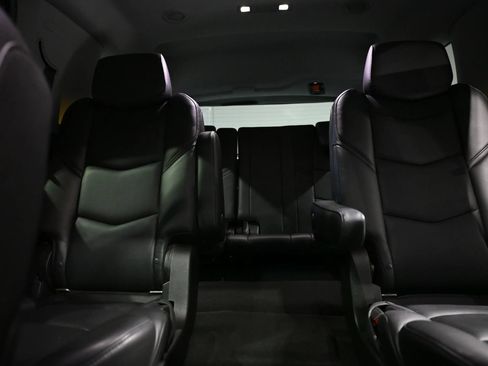 Used 2018 Cadillac Escalade Luxury AWD/4WD image 22
