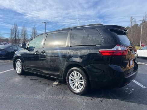 Used 2017 Toyota Sienna XLE w/ XLE Navigation Package image 8