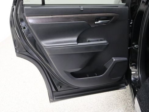 Used 2024 Toyota Highlander Limited image 27