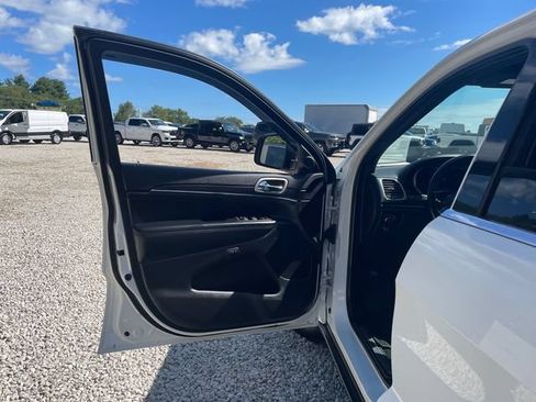 Used 2020 Jeep Grand Cherokee Limited AWD/4WD image 25