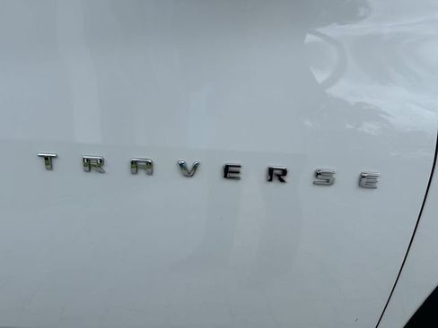 Used 2022 Chevrolet Traverse LT FWD image 12