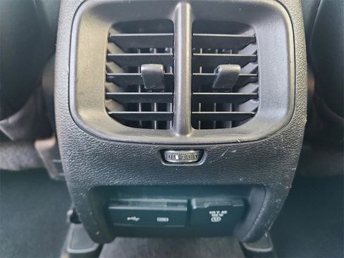 Used 2019 Jeep Cherokee Limited image 9