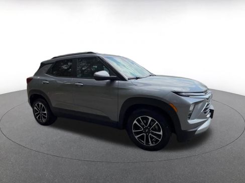 Used 2025 Chevrolet TrailBlazer LT image 2