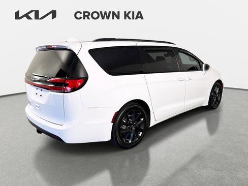 Used 2021 Chrysler Pacifica Touring-L w/ Uconnect Theater Family Group FWD image 6