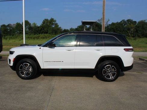 Used 2022 Jeep Grand Cherokee Trailhawk w/ Luxury Tech Group III image 2