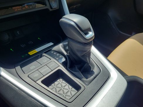 Used 2022 Toyota RAV4 XLE Premium FWD image 28