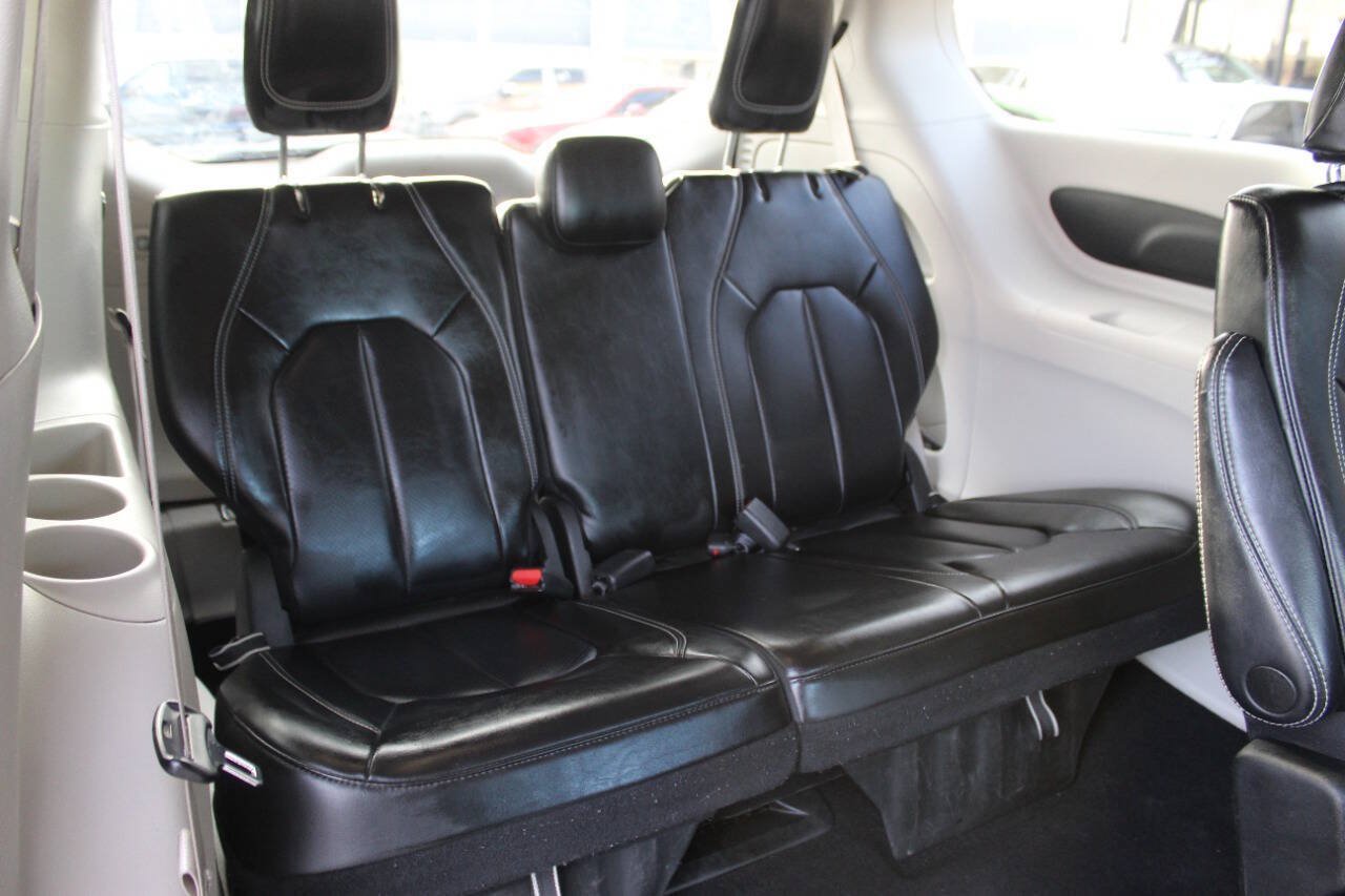 Used 2023 Chrysler Pacifica Touring-L FWD image 12