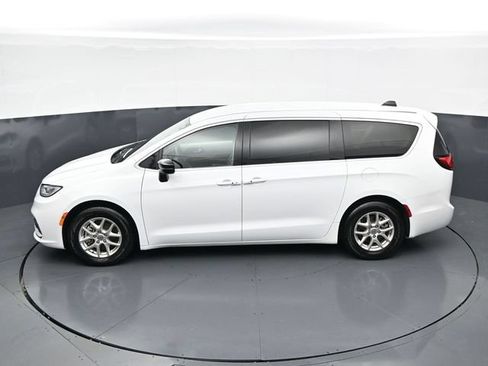 Used 2024 Chrysler Pacifica Touring-L FWD image 37