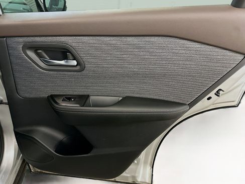 Used 2023 Nissan Rogue SV image 30