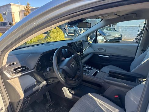 Used 2024 Toyota Sienna LE image 7