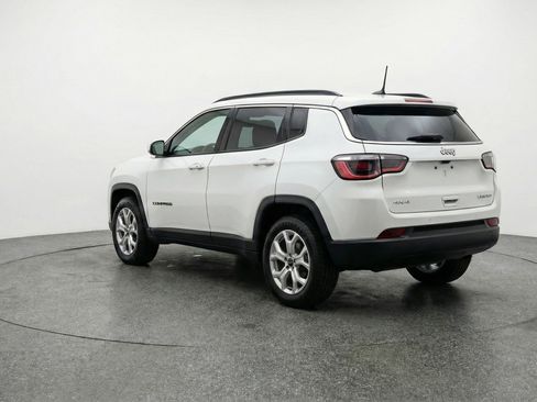 Used 2025 Jeep Compass Latitude AWD/4WD image 6