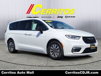 Used 2024 Chrysler Pacifica Select video 1