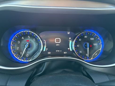 Used 2024 Chrysler Pacifica Touring-L image 16