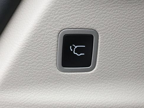 Used 2024 Chrysler Pacifica Touring-L FWD image 31
