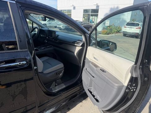 Used 2024 Toyota Sienna XLE FWD image 18