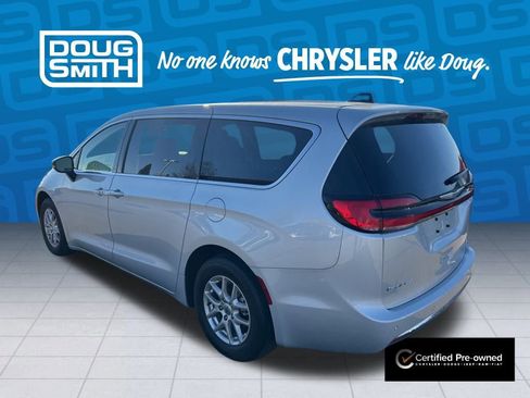 Used 2024 Chrysler Pacifica Touring-L image 3