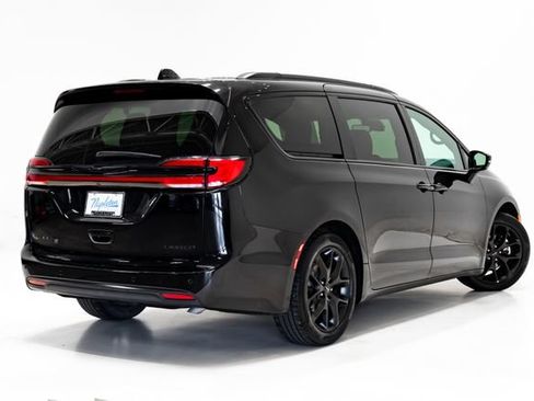 Used 2025 Chrysler Pacifica Limited FWD image 33