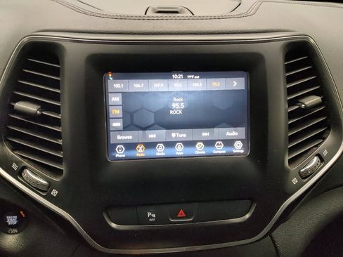 Used 2019 Jeep Cherokee Latitude Plus AWD/4WD image 25